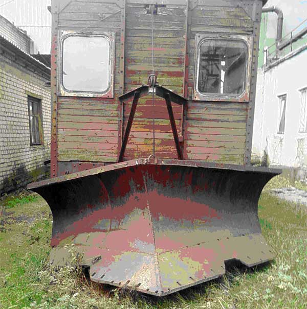 Старый самодельный снегоочиститель на базе ж/д вагона